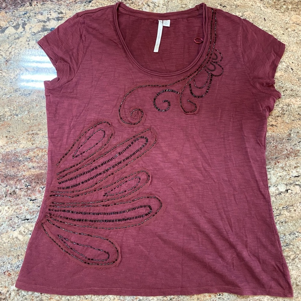 Lauren Conrad Size XL Maroon Short Sleeve Shirt with a Design with Black Beads